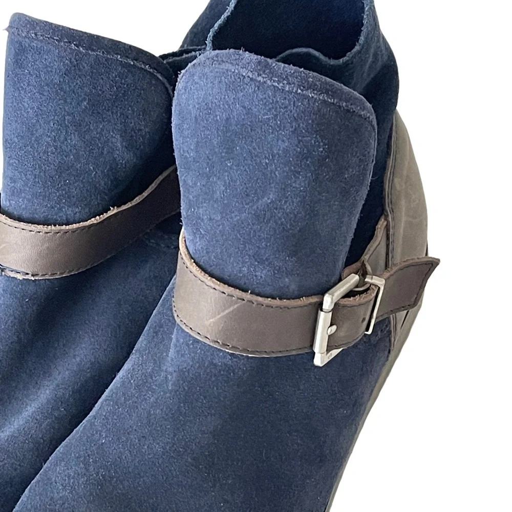 EMU Australia Navy Suede Bootie with strap. Like new. Size 10